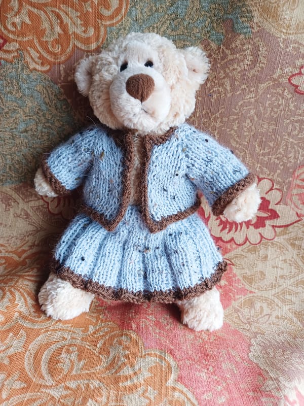 Knit a smart skirt suit